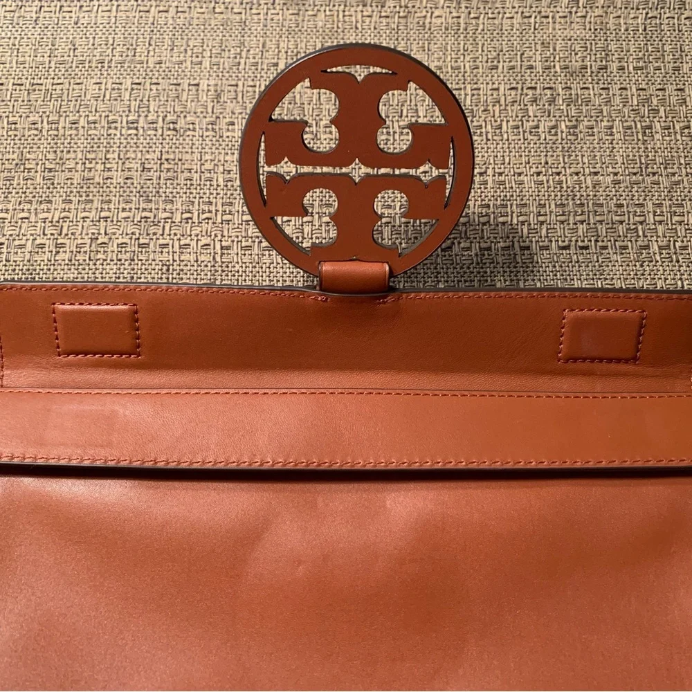 Tory Burch Women’s Miller Clutch Aged Camello EUC/Small lip gloss stain Used 2xs